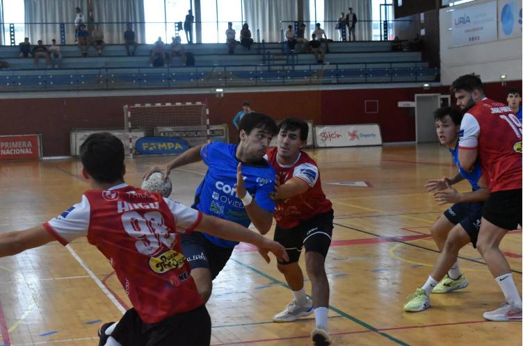 Una imagen del duelo del año pasado entre el Base Oviedo y el Royal Premiun Gijón Jovellanos, en el Braulio García.