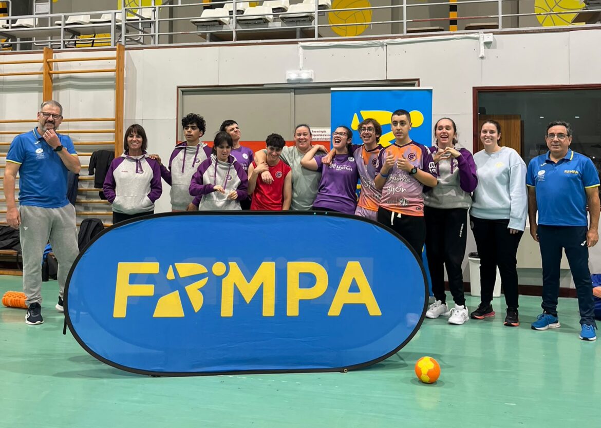 Los participantes de la jornada inclusiva del Club Balonmano La Calzada con los técnicos federativos